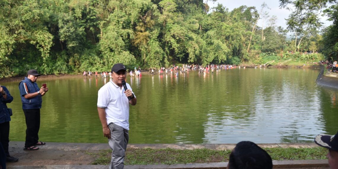 Bupati Kuningan Dian Rachmat Yanuar di tradisi jelang Lebaran di Kuningan Gobyak Lauk.(Foto: Humas Pemkab Kuningan)