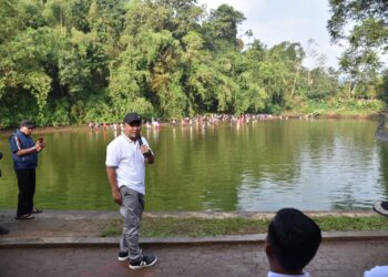 Bupati Kuningan Dian Rachmat Yanuar di tradisi jelang Lebaran di Kuningan Gobyak Lauk.(Foto: Humas Pemkab Kuningan)