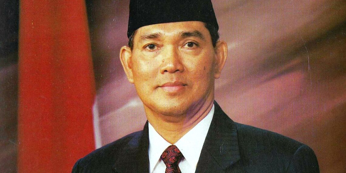 Jendral TNI (Purn) H Try Sutrisno bin Subandi Wakil Presiden Ke-6 Republik Indonesia.(Wikipedia)