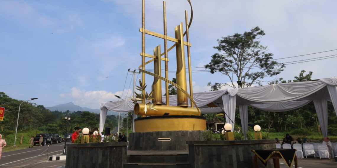 Tugu Angklung Kuningan.(Foto: Humas Pemkab Kuningan)