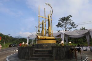Tugu Angklung Kuningan.(Foto: Humas Pemkab Kuningan)