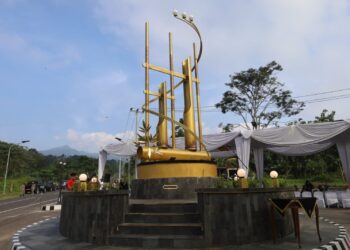 Tugu Angklung Kuningan.(Foto: Humas Pemkab Kuningan)