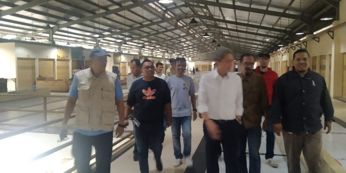 Wali Kota Bogor, Dedie A. Rachim, meninjau kesiapan Pasar Jambu Dua, untuk memastikan daya tampung, area bongkar muat, akses angkutan kota, serta sarana dan prasarana penunjang lainnya, Sabtu (28/3/2026).(Foto: Humas Pemkot Bogor)