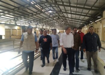 Wali Kota Bogor, Dedie A. Rachim, meninjau kesiapan Pasar Jambu Dua, untuk memastikan daya tampung, area bongkar muat, akses angkutan kota, serta sarana dan prasarana penunjang lainnya, Sabtu (28/3/2026).(Foto: Humas Pemkot Bogor)