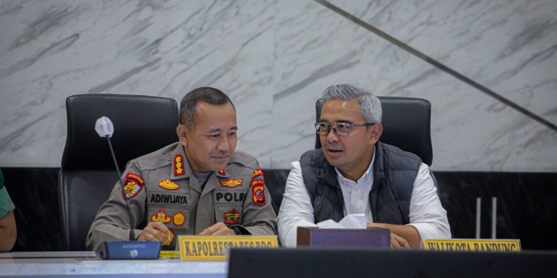 Walikota Bandung Muhammad Farhan dan Plt Kapolrestabes Bandung Kombes Adi Wijaya.(Foto: Humas Pemkot Bandung)