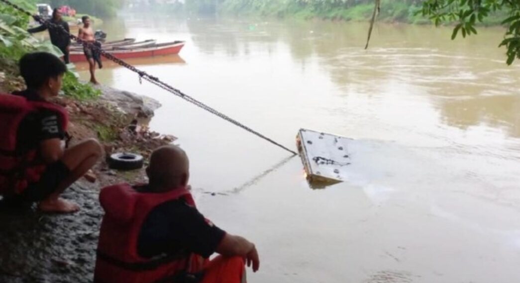 Proses evakuasi truk towing terjun ke Sungai Citanduy, Kota Banjar. Sopir truk hilang diduga tenggelam.(Foto:Istimewa).