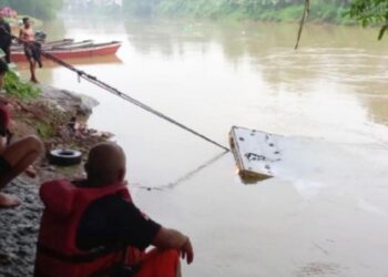 Proses evakuasi truk towing terjun ke Sungai Citanduy, Kota Banjar. Sopir truk hilang diduga tenggelam.(Foto:Istimewa).