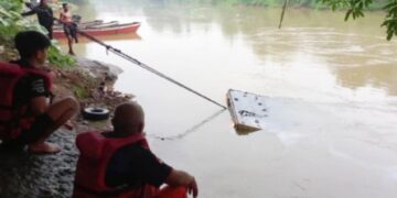 Proses evakuasi truk towing terjun ke Sungai Citanduy, Kota Banjar. Sopir truk hilang diduga tenggelam.(Foto:Istimewa).