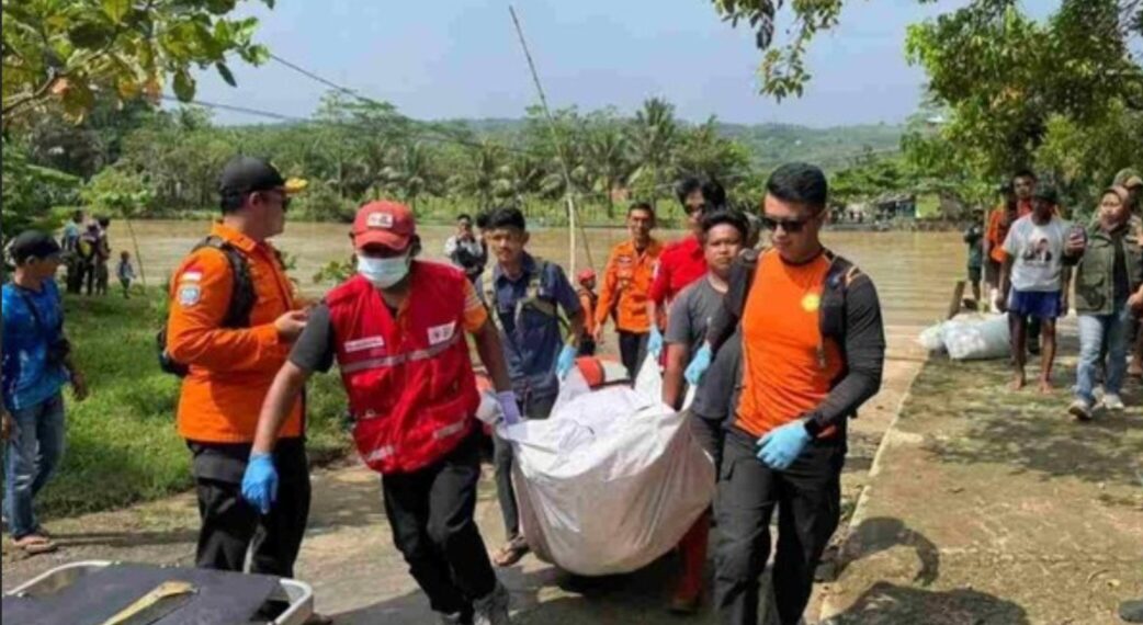 Proses evakuasi jasad sopir truk towing, Abdul Aris (42), yang tenggelam terseret arus Sungai Citanduy, Kota Banjar.(Foto:Istimewa).