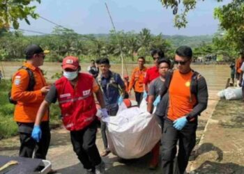 Proses evakuasi jasad sopir truk towing, Abdul Aris (42), yang tenggelam terseret arus Sungai Citanduy, Kota Banjar.(Foto:Istimewa).