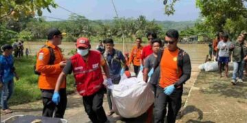 Proses evakuasi jasad sopir truk towing, Abdul Aris (42), yang tenggelam terseret arus Sungai Citanduy, Kota Banjar.(Foto:Istimewa).