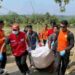 Proses evakuasi jasad sopir truk towing, Abdul Aris (42), yang tenggelam terseret arus Sungai Citanduy, Kota Banjar.(Foto:Istimewa).