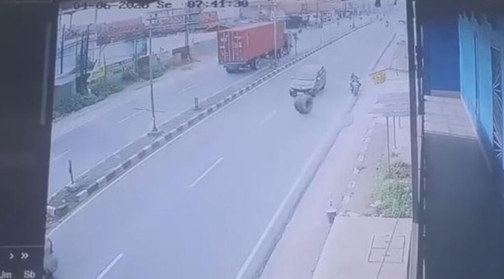 Ban truk kontainer saat menghantam pengendara sepeda motor di Jalur Pantura Cirebon.(Foto:Istimewa).