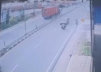 Ban truk kontainer saat menghantam pengendara sepeda motor di Jalur Pantura Cirebon.(Foto:Istimewa).