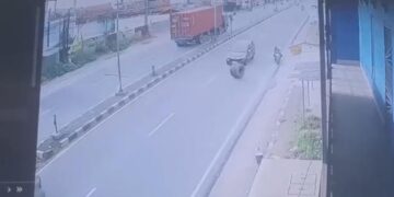 Ban truk kontainer saat menghantam pengendara sepeda motor di Jalur Pantura Cirebon.(Foto:Istimewa).