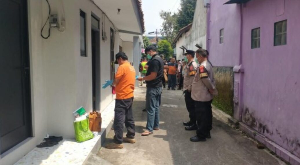 Tim Inafis Satreskrim Polres Cimahi di lokasi penemuan mayat wanita di kamar kontrakan di Kecamatan Cimahi Utara.(Foto:Istimewa).