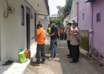 Tim Inafis Satreskrim Polres Cimahi di lokasi penemuan mayat wanita di kamar kontrakan di Kecamatan Cimahi Utara.(Foto:Istimewa).