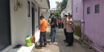 Tim Inafis Satreskrim Polres Cimahi di lokasi penemuan mayat wanita di kamar kontrakan di Kecamatan Cimahi Utara.(Foto:Istimewa).