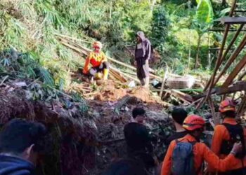 Proses evakuasi korban tertimbun longsor di Kabupaten Sumedang.(Foto:Istimewa).