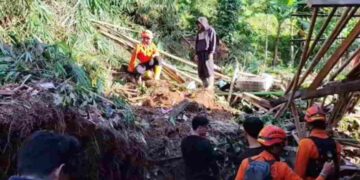 Proses evakuasi korban tertimbun longsor di Kabupaten Sumedang.(Foto:Istimewa).