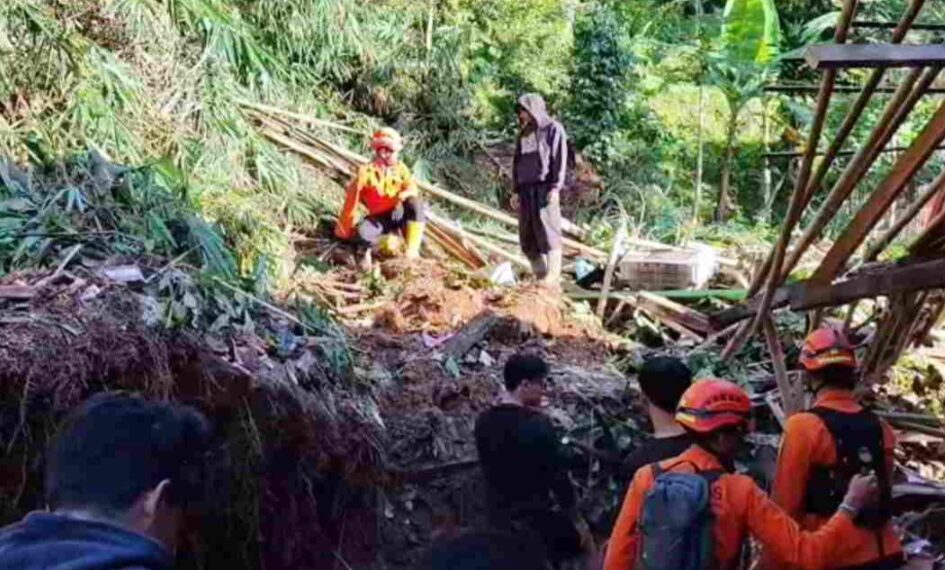 Proses evakuasi korban tertimbun longsor di Kabupaten Sumedang.(Foto:Istimewa).