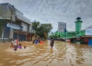 Banjir merendam wilayah Kecamatan Dayeuhkolot, Kabupaten Bandung setelah diguyur hujan deras.(Foto:Istimewa).