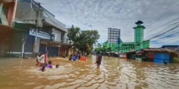Banjir merendam wilayah Kecamatan Dayeuhkolot, Kabupaten Bandung setelah diguyur hujan deras.(Foto:Istimewa).
