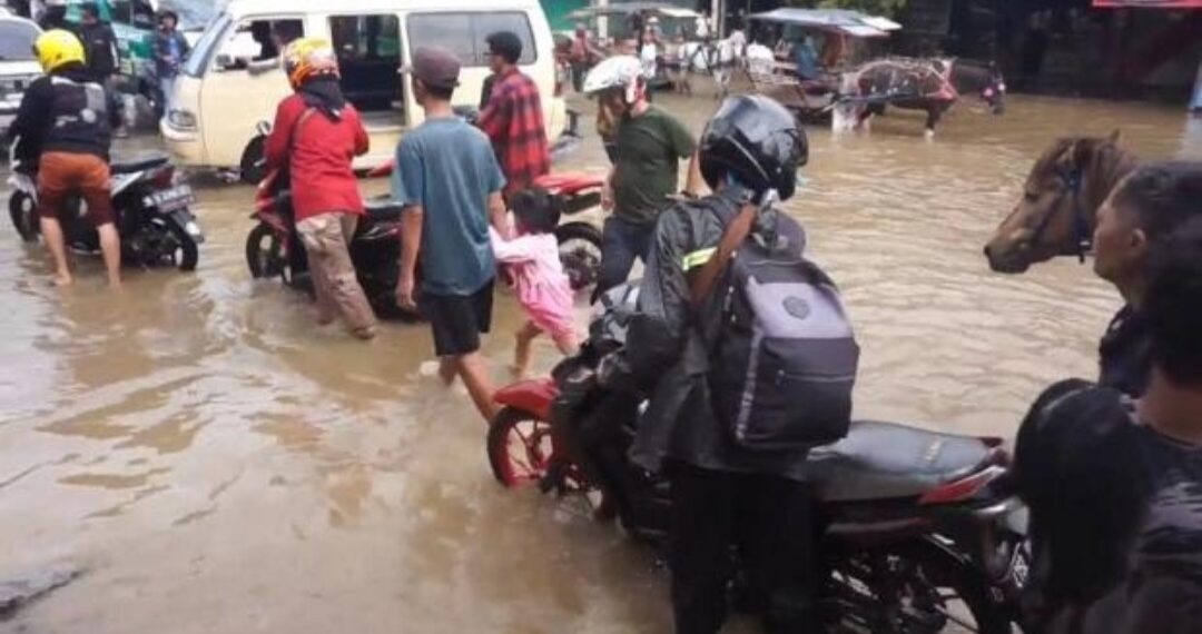 Banjir luapan Sungai Citarum masih menggenangi Jalan Raya Dayeuhkolot, Kabupaten Bandung.(Foto:Istimewa).