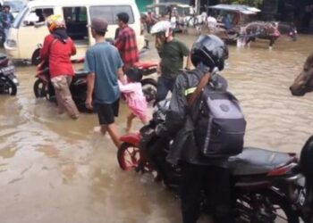 Banjir luapan Sungai Citarum masih menggenangi Jalan Raya Dayeuhkolot, Kabupaten Bandung.(Foto:Istimewa).