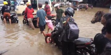 Banjir luapan Sungai Citarum merendam rumah warga dan memutus Jalan Raya Dayeuhkolot, Kabupaten Bandung.(Foto:Istimewa).