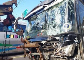 Kondisi Bus Pariwisata setelah terlibat tabrakan dengan mobil Brio di Jalan Nasional Ciamis.(Foto:Istimewa).