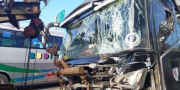 Kondisi Bus Pariwisata setelah terlibat tabrakan dengan mobil Brio di Jalan Nasional Ciamis.(Foto:Istimewa).