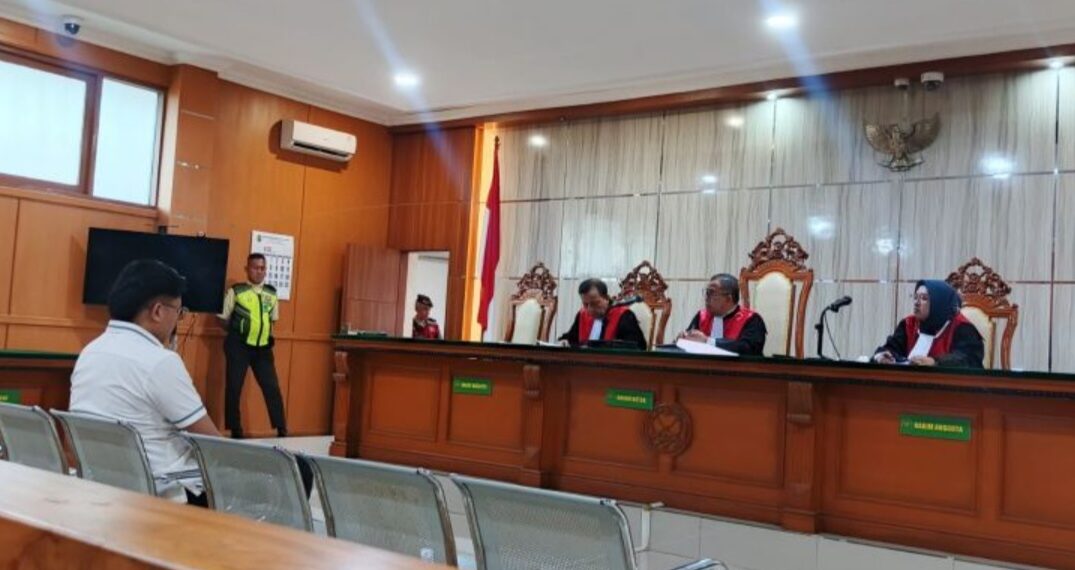 Youtuber Muhammad Adimas Firdaus alias 'Resbob', terdakwa ujaran kebencian menjalani sidang tuntutan di Pengadilan Negeri Bandung.(Foto:Istimewa).