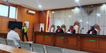 Youtuber Muhammad Adimas Firdaus alias 'Resbob', terdakwa ujaran kebencian menjalani sidang tuntutan di Pengadilan Negeri Bandung.(Foto:Istimewa).