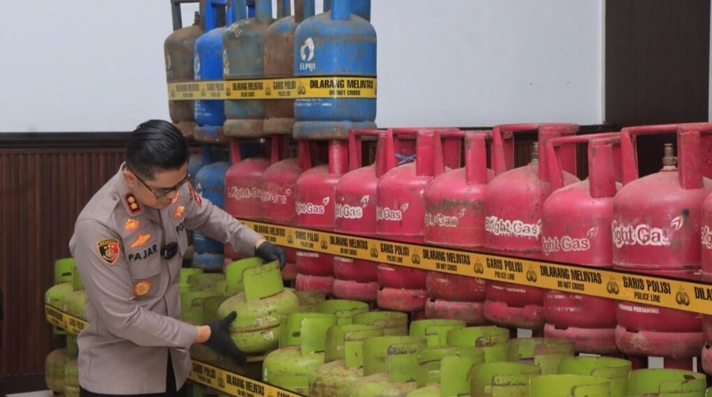 Barang bukti tabing gas bersubsidi 3 kilogram dan non-subsidi 12 kilogram dari tempat praktik pengoplosan yang dibongkar Polres Indramayu.(Foto:Istimewa).