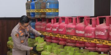 Barang bukti tabing gas bersubsidi 3 kilogram dan non-subsidi 12 kilogram dari tempat praktik pengoplosan yang dibongkar Polres Indramayu.(Foto:Istimewa).