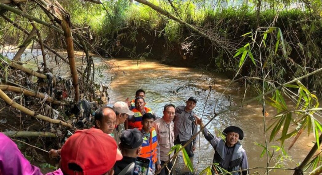 Tim SAR gabungan yang terlibat dalam pencarian satpam dan siswi SMAN 1 Banjaran yang terseret arus Sungai Cibanjaran.(Foto:Istimewa).
