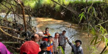 Tim SAR gabungan yang terlibat dalam pencarian satpam dan siswi SMAN 1 Banjaran yang terseret arus Sungai Cibanjaran.(Foto:Istimewa).