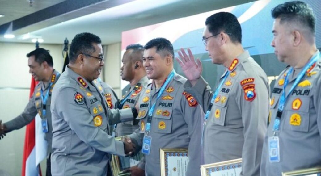 Kabid Humas Polda Jabar, Kombes Pol. Hendra Rochmawan, saat menerima penghargaa dari Kadiv Humas Polri, Irjen Pol. Johnny Eddizon Isir.(Foto:Istimewa).