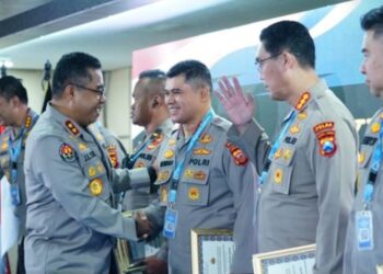 Kabid Humas Polda Jabar, Kombes Pol. Hendra Rochmawan, saat menerima penghargaa dari Kadiv Humas Polri, Irjen Pol. Johnny Eddizon Isir.(Foto:Istimewa).