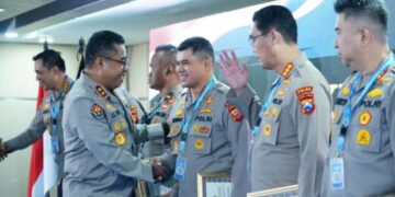 Kabid Humas Polda Jabar, Kombes Pol. Hendra Rochmawan, saat menerima penghargaa dari Kadiv Humas Polri, Irjen Pol. Johnny Eddizon Isir.(Foto:Istimewa).