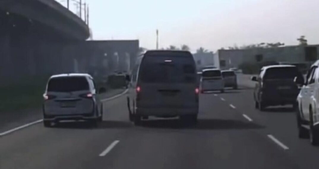 Tangkapan layar rekaman video viral mobil travel ugal-ugalan di jalan tol.(Foto:Istimewa).