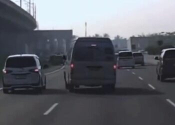 Tangkapan layar rekaman video viral mobil travel ugal-ugalan di jalan tol.(Foto:Istimewa).