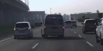 Tangkapan layar rekaman video viral mobil travel ugal-ugalan di jalan tol.(Foto:Istimewa).