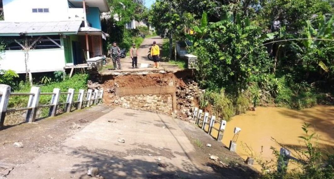 Jembatan menghubungkan warga dua desa di Kabupaten Sukabumi, terputus akibat banjir.(Foto:Istimewa).