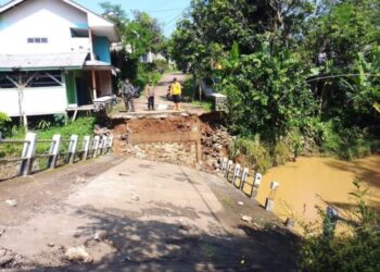 Jembatan menghubungkan warga dua desa di Kabupaten Sukabumi, terputus akibat banjir.(Foto:Istimewa).