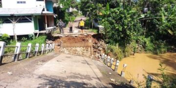 Jembatan menghubungkan warga dua desa di Kabupaten Sukabumi, terputus akibat banjir.(Foto:Istimewa).