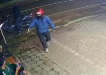 Tangkapan layar rekaman CCTV pelaku kejahatan jalanan todongkan pistol.(Foto:Istimewa).