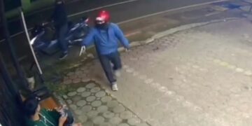 Tangkapan layar rekaman CCTV pelaku kejahatan jalanan todongkan pistol.(Foto:Istimewa).