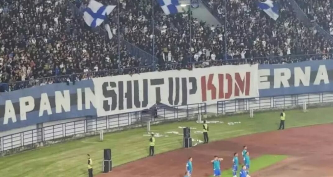 Spanduk 'Shut Up KDM' yang dibentangkan Bobotoh Persib Bandung saat laga melawan Arema FC, di Stadion Gelora Bandung Lautan Api (GBLA).(Foto:Istimewa).